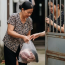 Chị dâu không đi làm, chỉ ở nhà ngày hai bữa cơm, anh trai tôi đưa tiền tháng cho đi chợ nhưng chị còn mua thêm cho nhà chị gái, tháng tiền chợ hết 15 triệu