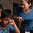 Mẹ kế không cho con uống nước, mỗi sáng chỉ được pha 1 thìa sữa, mẹ nói dối với bố là con ăn sáng rồi và nếu không nghe lời mẹ thì ngay sau buổi sáng đó sẽ bị gọi vào phòng