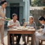 Mẹ đẻ tôi lên tận Điện Biên thăm con gái đẻ, vậy mà thông gia mời được mỗi đĩa rau dớn rừng xào tóp mỡ, mẹ tôi nuốt chẳng trôi, kéo vào phòng đề nghị tôi ly hôn ngay lập tức