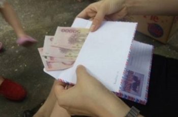 Khinh thông gia quê nghèo, mẹ chồng phố về dự đám cưới em trai con dâu chỉ để phong bì 200 ngàn Khinh thông gia quê nghèo, mẹ chồng phố về dự đám cưới em trai con dâu chỉ để phong bì 200 ngàn