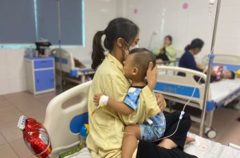 Trẻ nhiễm Adenovirus tăng nhanh: Thấy con có dấu hiệu này cần cho đi viện ngay lập tức Trẻ nhiễm Adenovirus tăng nhanh: Thấy con có dấu hiệu này cần cho đi viện ngay lập tức