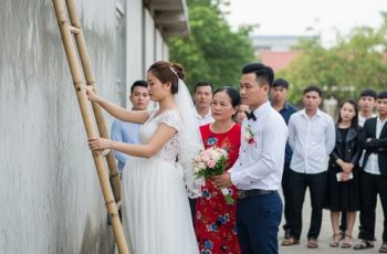 Cô dâu bầu lớn mẹ chồng không cho vào cửa trước mà bắt trèo tường vào nhà Cô dâu bầu lớn mẹ chồng không cho vào cửa trước mà bắt trèo tường vào nhà