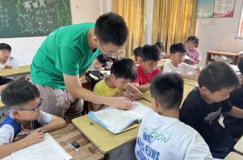 “Tổng số tuổi của bố và con gái là 100. Bố 50 tuổi. Con bao nhiêu tuổi?”, học sinh trả lời là 50 bị cô gạch sai