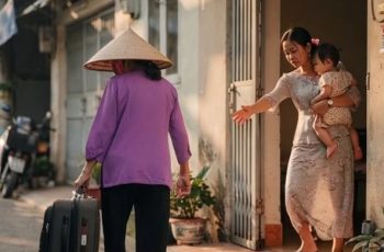 Mẹ chồng giúp chăm cháu suốt 8 năm, tiêu hết tiền lương hưu, thấy “danh bạ điện thoại” của con dâu, bà lập tức về quê Mẹ chồng giúp chăm cháu suốt 8 năm, tiêu hết tiền lương hưu, thấy “danh bạ điện thoại” của con dâu, bà lập tức về quê