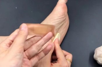 Người phụ nữ 56 tuổi dán tỏi vào lòng bàn chân suốt 6 tháng, kết quả khám sức khỏe khiến bác sĩ “ngã ngửa” Người phụ nữ 56 tuổi dán tỏi vào lòng bàn chân suốt 6 tháng, kết quả khám sức khỏe khiến bác sĩ “ngã ngửa”