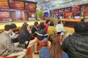 Giá vàng hôm nay mới nhất (8/12) tăng vọt: Nhà vàng bán không giới hạn, người mua xếp hàng kín chỗ Giá vàng hôm nay mới nhất (8/12) tăng vọt: Nhà vàng bán không giới hạn, người mua xếp hàng kín chỗ