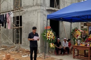 Ngày mẹ kế qua đời, căn nhà vang lên đủ loại tiếng xì xào. Họ hàng bảo bà thiên vị, vì để lại cho con ruột