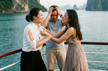 Chị gái tôi ngon ngọt bao cả gia đình tôi đi du thuyền, đêm đi du lịch tôi đi vệ sinh bất ngờ thấy chị ta ong bướm với chồng tôi, tức giận tôi chạy đến bắt tận tay thì chị ta giằng co đòi đẩy tôi xuống biển nhưng cô ta đâu có ngờ tôi đã tính toán trước tất cả