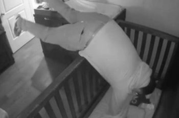 Camera ghi lại cảnh ông nội bế cháu đi ngủ lúc nửa đêm, người mẹ xem được tức tốc tung ngay lên mạng