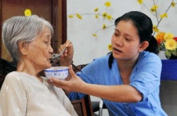 Một mình chăm mẹ 9 năm, bà cho tôi thừa kế sổ tiết kiệm 35 triệu: Đi rút tiền mới chết lặng trước câu nói của nhân viên