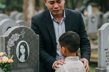 Đến thăm mộ người yêu cũ, tỷ phú chết lặng trước đứa trẻ giống hệt mình, sự thật xé lòng về người mẹ cậu bé cũng dần được hé lộ