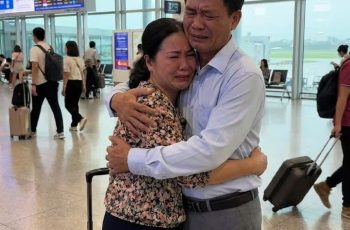 Vợ bán rau vay 300 triệu cho chồng đi XKLĐ, ở nhà ăn cơm với nước mắm để trả nợ. Ngày chồng về mang theo 6 tỷ nhưng chê người vợ tần tảo là xấu xí, bẩn thỉu. Anh ta lấy luôn vợ mới, nhưng đúng lúc đám cưới diễn ra thì nhận tin …