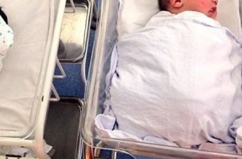 Đi khám thai thôi mà bác sĩ đẩy vào phòng sinh luôn, con chào đời 7,3kg cả viện xôn xao đi xem mặt