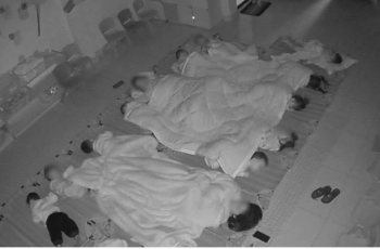 Bức ảnh học sinh mầm non ngủ trưa ở Hà Nội đang gây tranh cãi: Mẹ quá nhạy cảm hay các cô thực sự thiếu ý tứ?