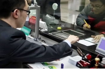 Nhận được 15 tỷ đồng tiền đền bù đất, người đàn ông gửi ngân hàng lấy lãi 500 triệu/năm, đến ngày đáo hạn thì được thông báo: “Sổ tiết kiệm là giả, anh tìm người khác giải quyết đi”