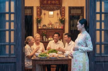 Mẹ chồng để tôi ở ngoài cửa suốt đêm với chiếc bụng bầu 7 tháng, trời thì mưa to. Nửa đêm, tôi lặng lẽ rời đi, sáng hôm sau, tôi quay lại với một thông tin khiến cả nhà chồng khóc thét