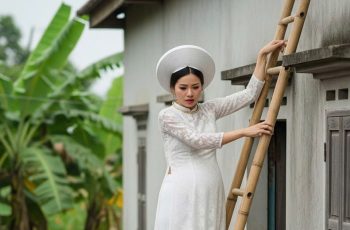 Có bầu trước, nhà trai bắt cô dâu phải trèo tường vào nhà, mẹ cô đồng ý nhưng khi đến rước dâu thì…