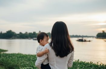 Chồng đi XKLĐ mang về 4 tỷ nhưng vợ lại ôm con ra sông và sự thật cay đắng