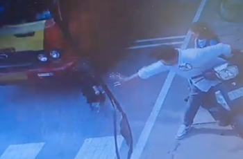 Lặng người: Clip cậu bé lao ra đường khi xe tải đang lao tới, bố ôm đầu phản ứng đầy bất lực