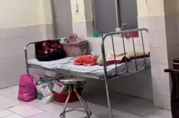 Đoạn clip 9 giây của em bé sơ sinh nằm một mình trong viện, hành động của con khiến ai nấy bần thần