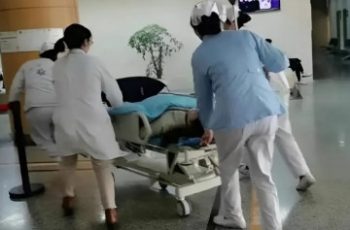 Sản phụ mang thai đôi chuyển dạ sinh khó, BS mở ra ngỡ ngàng: 1 bé 14 tuần, 1 bé 37 tuần