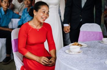 Đám cưới tôi mẹ chồng chỉ mời vỏn vẹn có 10 mâm cỗ, không tặng con dâu bất cứ thứ gì, tất cả tiền mừng và vàng cưới mọi người cho mẹ đòi đem đi bán lấy tiền sửa nhà cho cô út, nào ngờ 2 năm sau nghe câu chuyện của hàng xóm kể, 2 vợ chồng tôi phải ôm nhau khóc nức nở… Đám cưới tôi mẹ chồng chỉ mời vỏn vẹn có 10 mâm cỗ, không tặng con dâu bất cứ thứ gì, tất cả tiền mừng và vàng cưới mọi người cho mẹ đòi đem đi bán lấy tiền sửa nhà cho cô út, nào ngờ 2 năm sau nghe câu chuyện của hàng xóm kể, 2 vợ chồng tôi phải ôm nhau khóc nức nở…