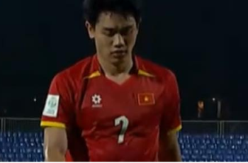 Nhận thẻ đỏ ở phút cuối, Đình Bắc chính thức lỡ cơ hội khoác áo tuyển Việt Nam đấu Malaysia