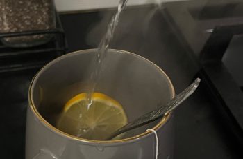 Không phải nước để qua đêm hay đun sôi nhiều lần, đây mới là 2 loại nước “nuôi” tế bào UT ít ai ngờ đến