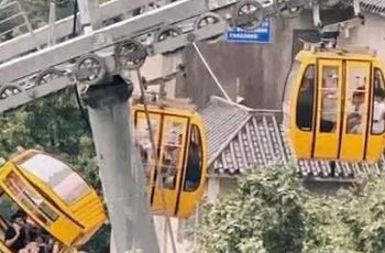 Cáp treo bung cửa khiến du khách rơi xuống vực