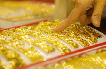 Giá vàng thế giới lao dốc không phanh, ‘bốc hơi’ hàng trăm USD/ounce