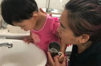 Con 2 tuổi uống nhầm keo 502, mẹ vội vàng đổ thêm một thứ vào miệng đứa trẻ, bác sẽ khen: Quá thông minh!