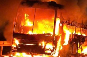 Xe khách chở 34 người về quê ăn Tết bất ngờ bốc cháy