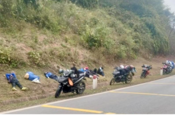 Người lao động ngủ gục bên đường sau khi chạy xe 400km về quê đón Tết: Bức ảnh gây tranh luận