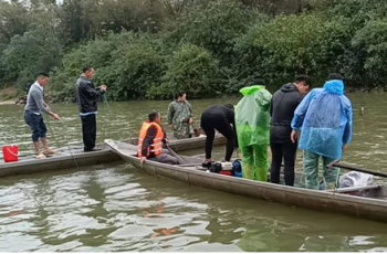 Chùm ảnh hiện trường vụ lật đò chở 7 người một gia đình ngày mùng 3 Tết: 4 nạn nhân chết và mất tích, bé 3 tuổi không qua khỏi