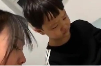 Cậu bé làm phép tính “11-4=7” bị gạch sai, mẹ lên kiện cô giáo thì nhận về cái kết đắng: “Cả lớp này mỗi con chị sai thôi” Cậu bé làm phép tính “11-4=7” bị gạch sai, mẹ lên kiện cô giáo thì nhận về cái kết đắng: “Cả lớp này mỗi con chị sai thôi”