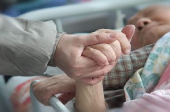 Dấu hiệu người thân sắp qua đời: Nếu bạn thấy 5 dấu hiệu này, hãy nắm lấy cơ hội cuối cùng để nói lời tạm biệt