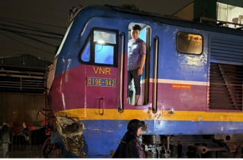 Vụ tàu SE3 tông xe tải ở Hà Nội, 2 người thương vong: Ai phải chịu trách nhiệm? Vụ tàu SE3 tông xe tải ở Hà Nội, 2 người thương vong: Ai phải chịu trách nhiệm?