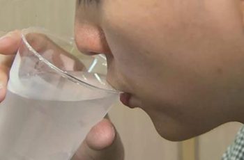 Uống nước thấy 4 dấu hiệu này, coi chừng suy thận sắp ập đến